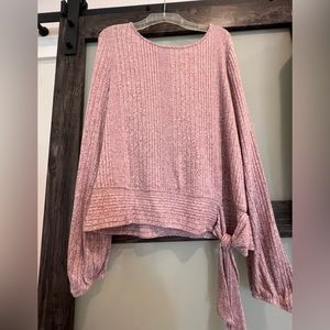 Sweater with tie bottom.